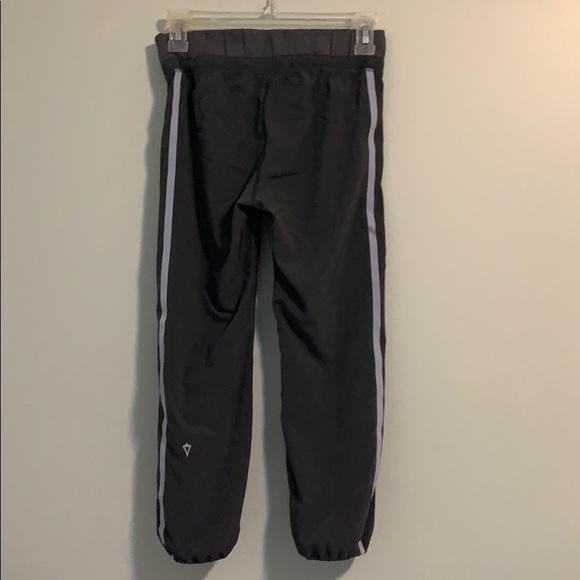 Girl’s Ivivva Capri Joggers - Picture 2 of 4